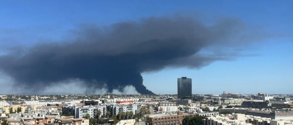 solar-panel-fire-covers-city-neighborhood-in-black-smoke