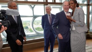george-w.-bush-and-michelle-obama-famous-altoids-exchange