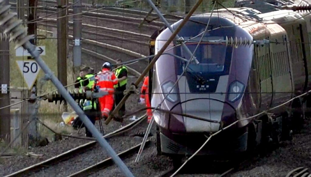 uk-police-probe-cause-of-train-collision-that-killed-driver-and-left-9-in-critical-condition