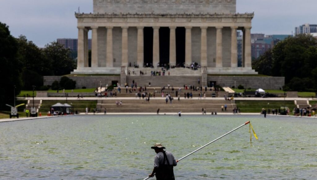 trump-says-300-foot-gash-in-reflecting-pool-is-being-‘taken-care-of’