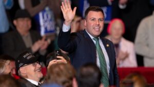 vulnerable-republicans-stick-with-trump-despite-sliding-approval