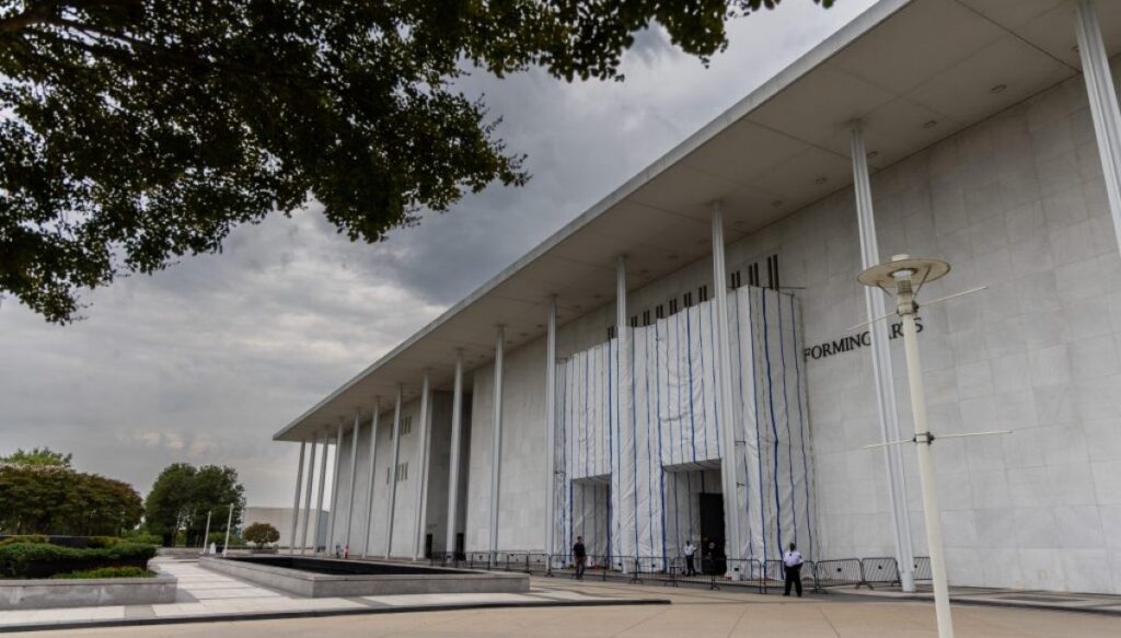 kennedy-center-will-hold-off-on-adding-trump’s-name-to-the-facility