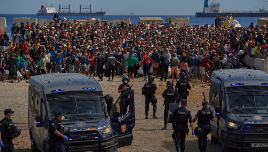 spanish-protesters-and-migrants-clash-with-police-in-ceuta