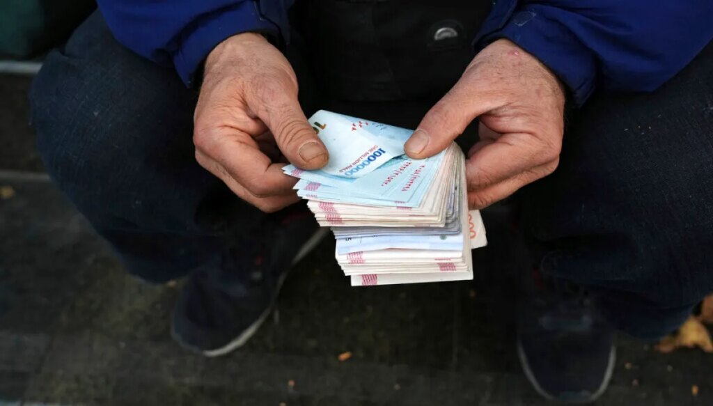 iranians-hoard-physical-assets-as-blockade-cuts-off-rial-alternatives