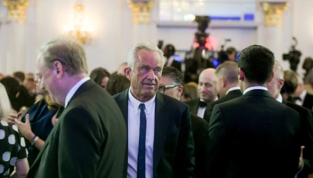 republicans-embrace-rfk-jr.-—-and-his-baggage-—-in-bid-for-maha-turnout