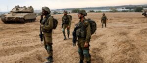fact-check:-no,-this-photo-does-not-show-american-soldiers-praying-before-being-deployed-to-israel