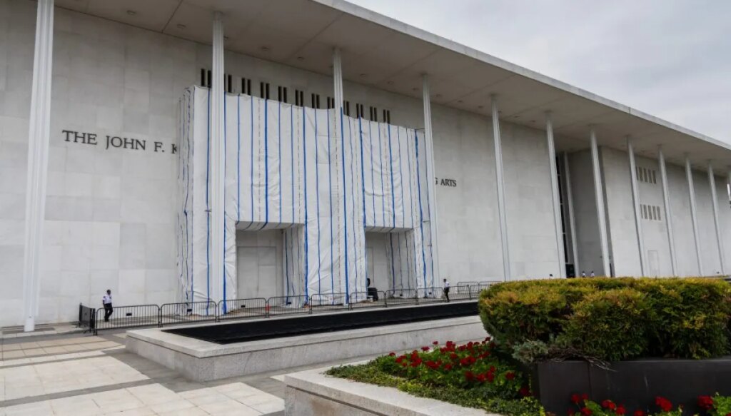kennedy-center,-on-brink-of-bankruptcy,-could-close-as-soon-as-tuesday