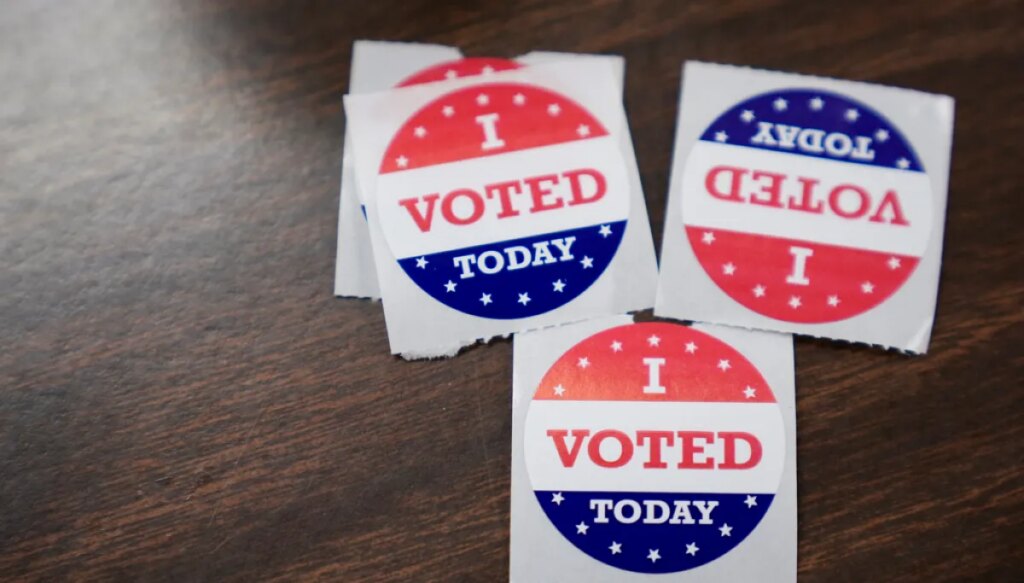 democrats-hold-five-point-lead-over-republicans-among-registered-voters:-poll