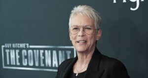 jamie-lee-curtis-prays-to-‘silence’-homophobia,-transphobia