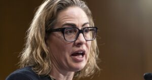 kyrsten-sinema-is-facing-one-big-problem-after-ditching-the-democratic-party-to-run-on-her-own