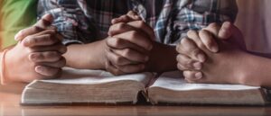 driver-stops-carjacking-by-asking-axe-wielding-suspect-to-pray-with-him:-report