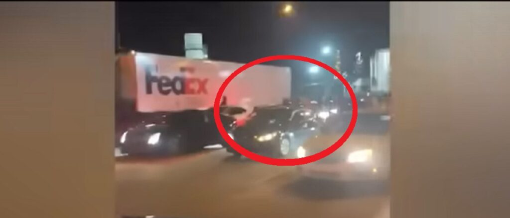 video-shows-fedex-truck-blocked-and-looted-by-dozens-of-people