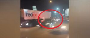 video-shows-fedex-truck-blocked-and-looted-by-dozens-of-people