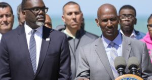 poll:-chicago-mayor-johnson’s-approval-rating-among-lowest-ever