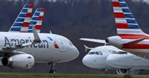american-airlines-offering-$250,000-bonus-for-pilots-from-ups-and-fedex:-report