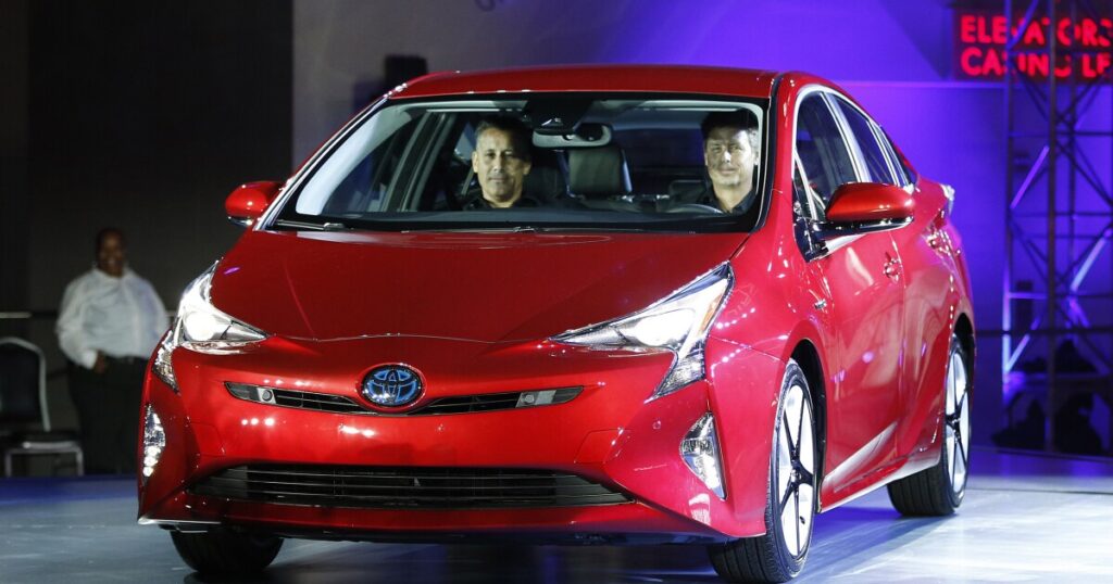 toyota-to-recycle-old-prius-batteries-into-new-ones