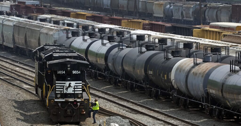fire-erupts-in-atlanta-following-train-derailment
