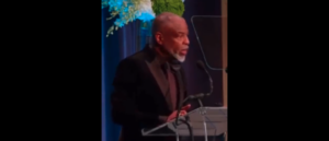 ‘hands-thrown’:-national-book-awards-host-threatens-to-assault-moms-for-liberty