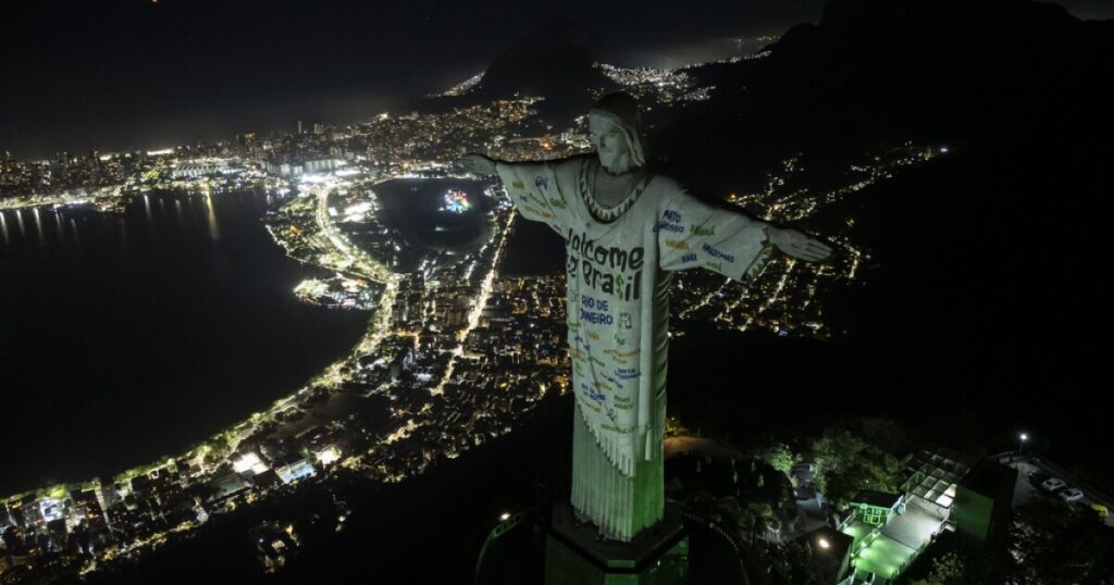 rio’s-christ-statue-adorned-with-welcome-message-for-taylor-swift
