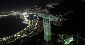rio’s-christ-statue-adorned-with-welcome-message-for-taylor-swift
