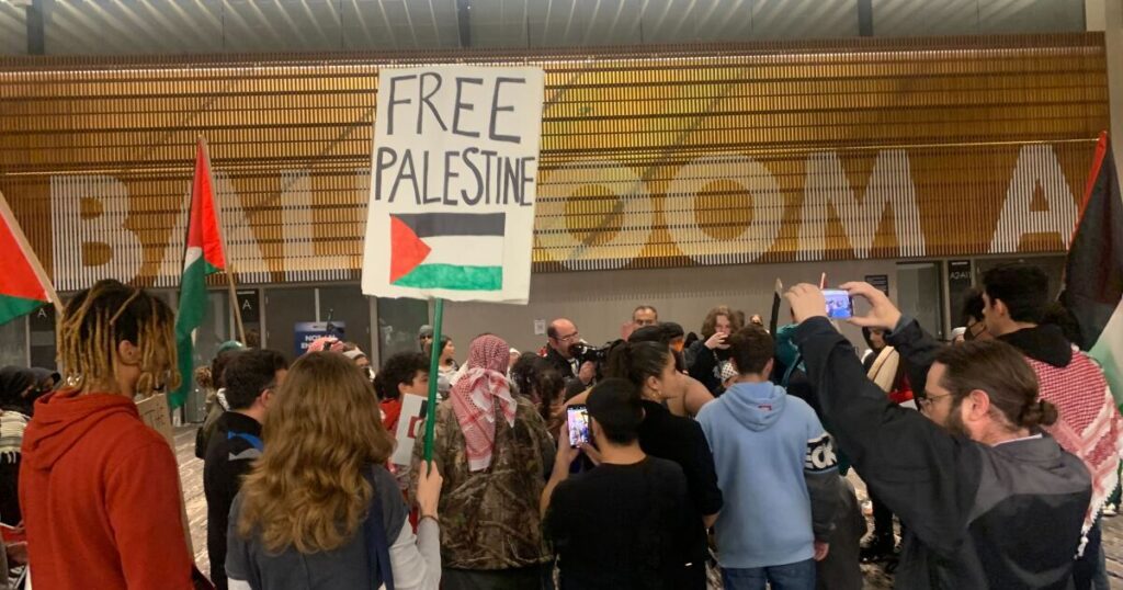 pro-palestinian-protesters-shut-down-part-of-california-democratic-convention
