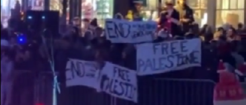 ‘you-can’t-hide’:-biden-berated-by-pro-palestinian-protesters-at-christmas-tree-lighting