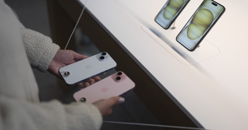 police-issue-warning-of-new-iphone-‘namedrop’-feature-over-privacy-concerns