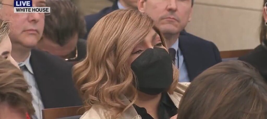 white-house-reporter-chews-up-69-seconds-letting-everyone-know-she-is-friends-with-stevie-wonder
