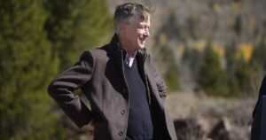 democratic-senator-hugs-green-wall-in-bid-to-‘protect’-planet