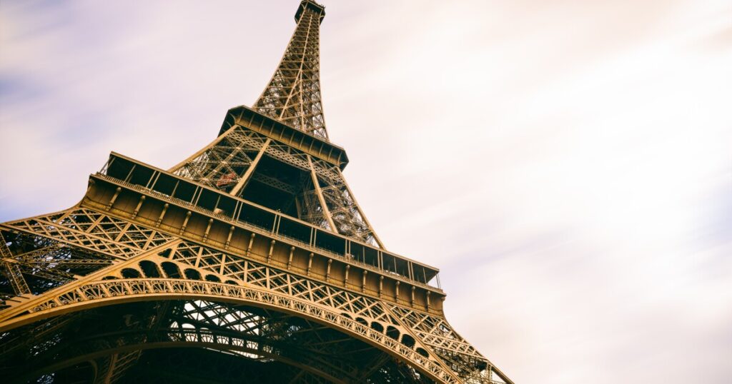man-attacks-tourists-near-eiffel-tower,-killing-one-and-injuring-two-others