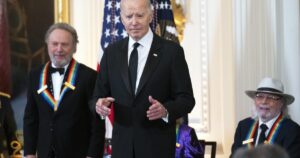 biden-hosts-billy-crystal,-barry-gibb,-and-queen-latifah-among-kennedy-center-honorees
