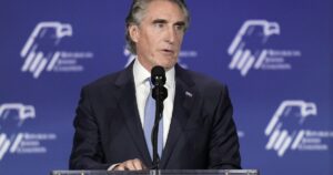 doug-burgum-suspends-2024-presidential-campaign,-slams-rnc-‘clubhouse’