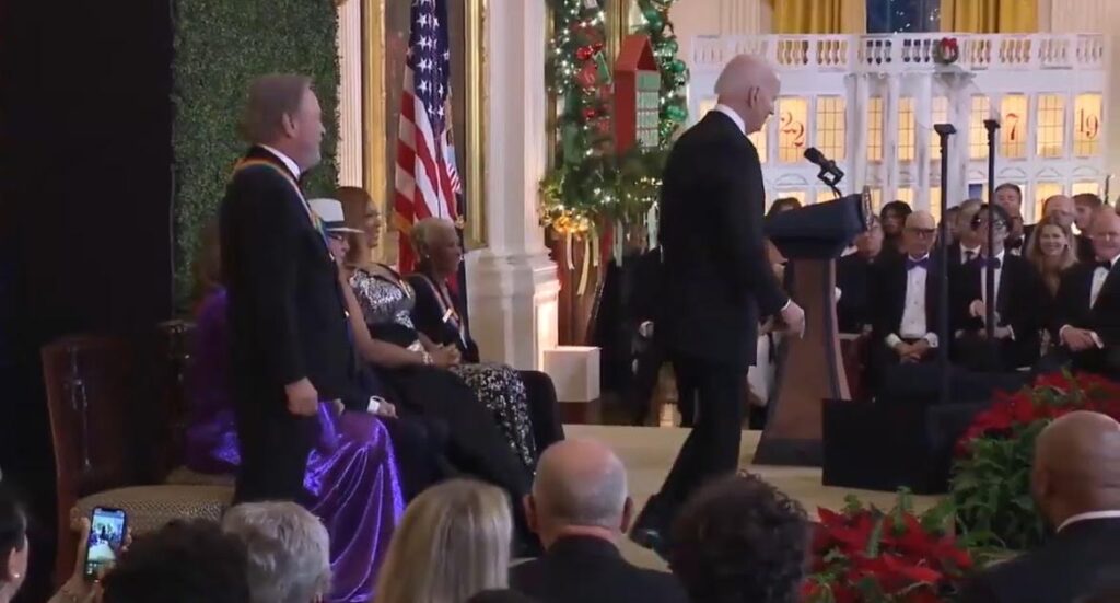 he’s-shot:-biden-presents-2023-kennedy-center-honorees,-then-gets-lost-trying-to-leave-stage-until-dr.-jill-comes-to-the-rescue-(video)-|-the-gateway-pundit-|-by-cristina-laila