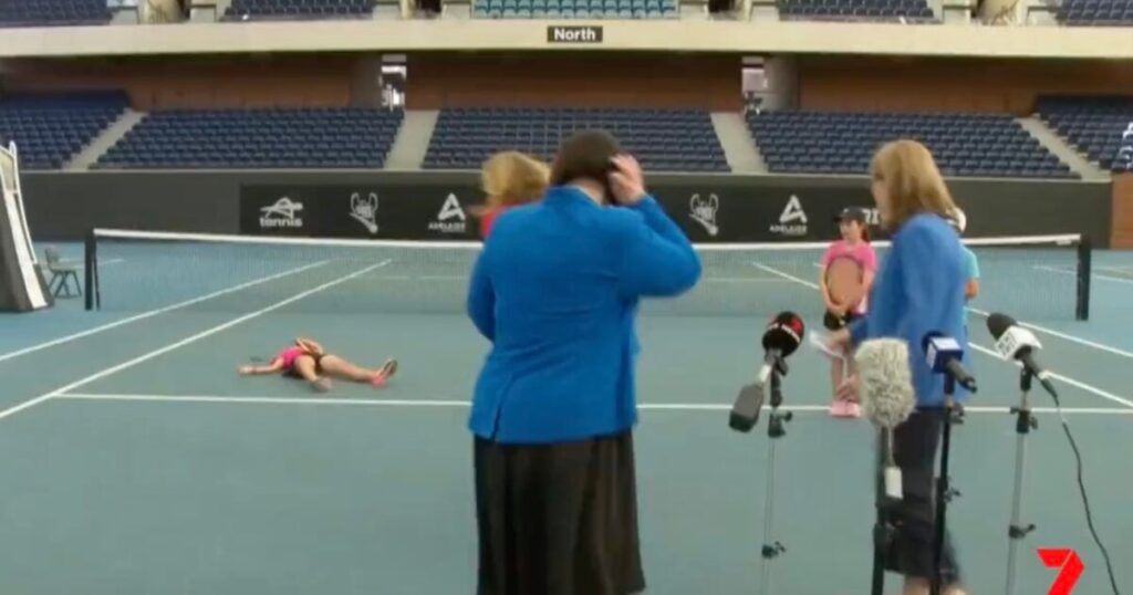 young-tennis-player-collapses-on-live-tv-broadcast-(video)-|-the-gateway-pundit-|-by-jim-hᴏft