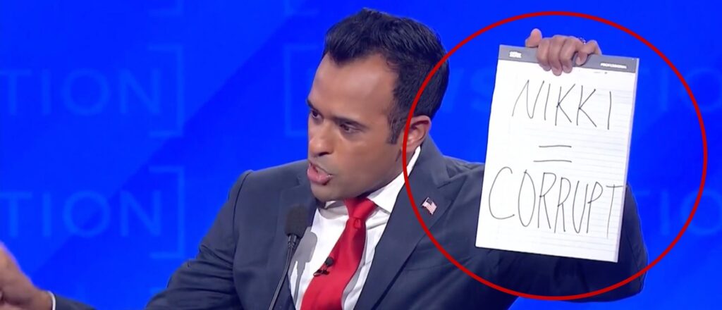 vivek-holds-up-debate-notes-containing-just-two-words-for-whole-crowd-to-see