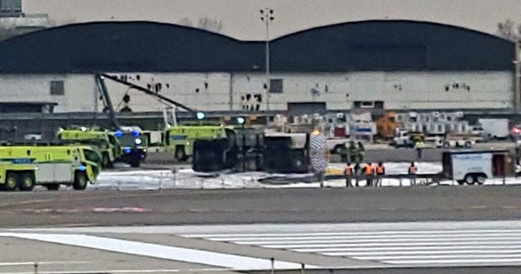 hazmat-crews-mobilized-as-thousands-of-gallons-of-fuel-spill-from-overturned-tanker-on-jfk-airport-runway-(video)-|-the-gateway-pundit-|-by-jim-hᴏft