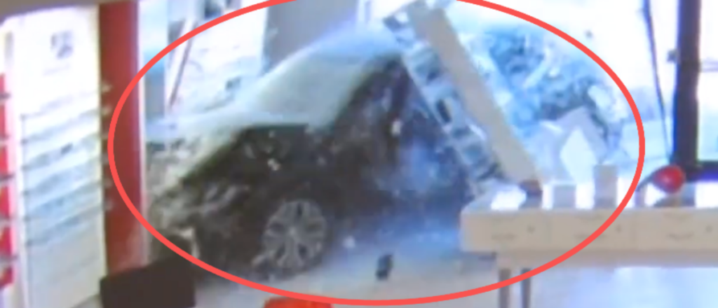 video-shows-driver-with-permit-crash-suv-through-storefront-‘like-a-bomb’