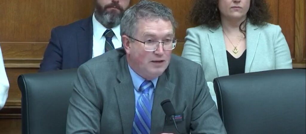 ‘juror-and-the-executioner’:-thomas-massie-presses-dot-official-on-‘kill-switch’-mandate