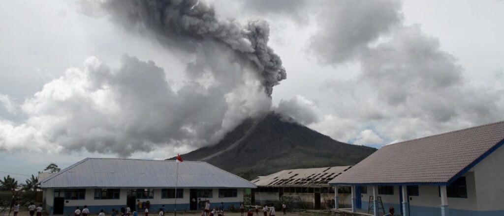 fact-check:-miscaptioned-video-claims-to-show-a-recent-volcanic-eruption-in-indonesia