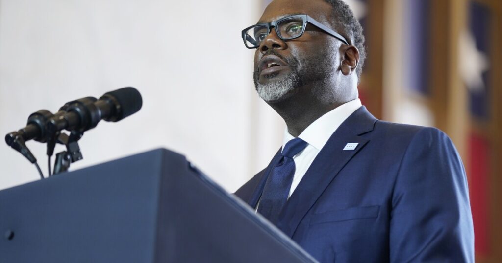 chicago-mayor-accuses-greg-abbott-of-attacking-country-by-busing-illegal-immigrants