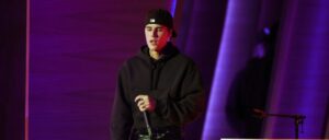 fact-check:-no,-image-does-not-show-justin-bieber-holding-an-israeli-flag