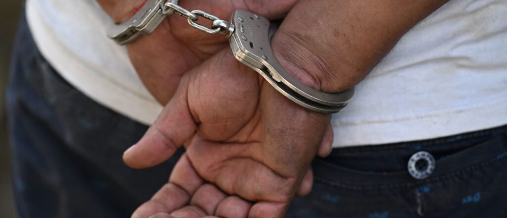 police-arrest-dod-employee-for-allegedly-exposing-himself-on-wooded-trail:-report