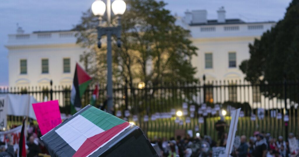 lincoln-memorial-steps-defaced-with-‘free-gaza’-red-paint