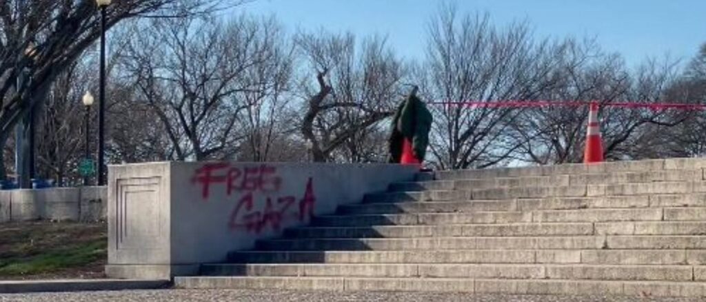 ‘free-gaza’-graffitied-on-lincoln-memorial-steps