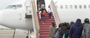 abbott-begins-flying-migrants-to-chicago-after-city-restricts-busing-effort