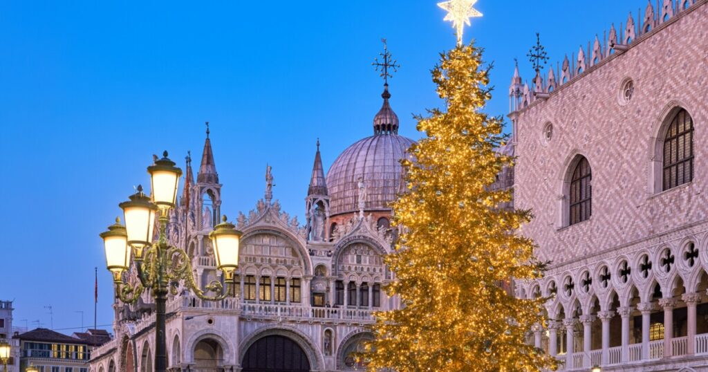 sleigh-swap:-santas-arrive-on-gondolas-in-italy