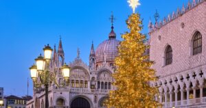 sleigh-swap:-santas-arrive-on-gondolas-in-italy