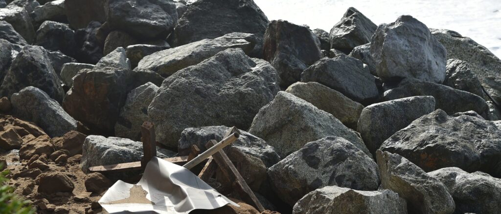 california-man-rescued-from-cliffside-crevasse-days-after-the-tunnel-he-built-failed