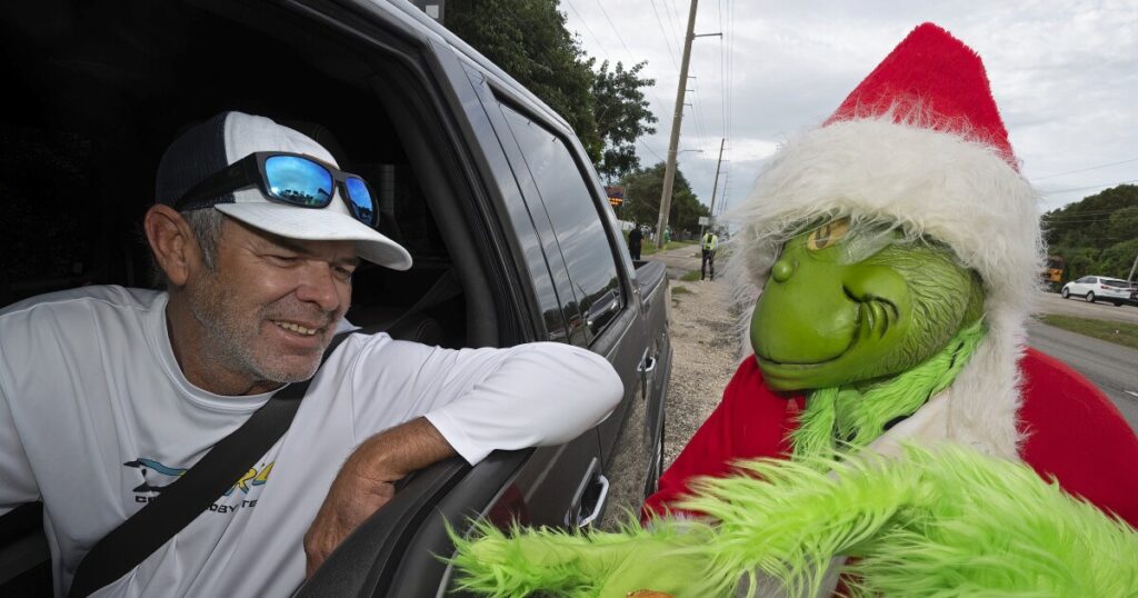 florida-police-officer-in-grinch-costume-offers-onions-for-speeding-violations