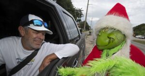 florida-police-officer-in-grinch-costume-offers-onions-for-speeding-violations